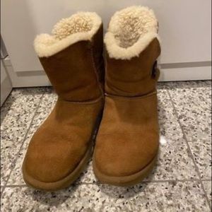 UGG tan/chestnut size 6 Real shearling boots